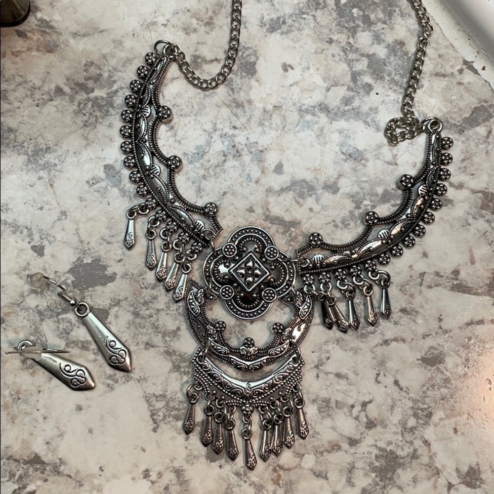 Necklace and matching ear ring